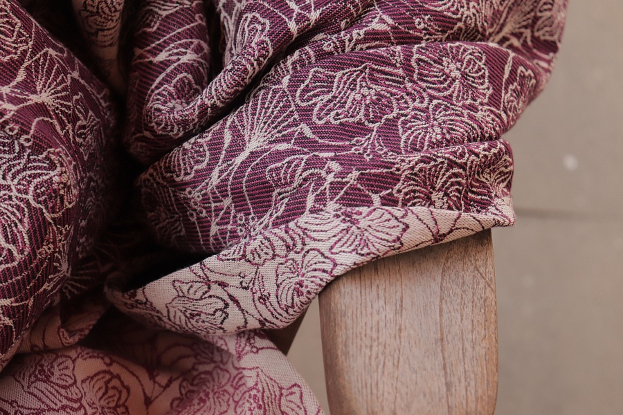 Nosící šátek bavlněný "Květy" černo-fialový na režné osnově