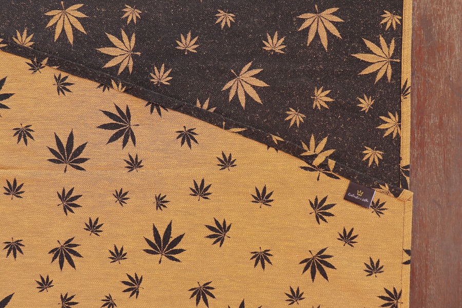 Nosící šátek "Listy" na černé osnově se zlatým konopím