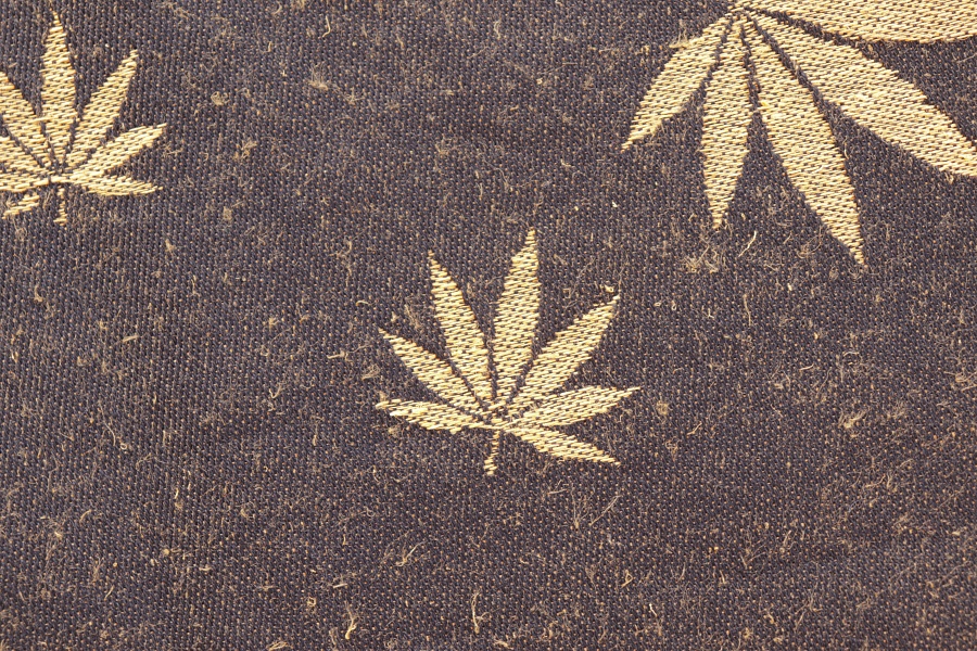 Nosící šátek "Listy" na černé osnově se zlatým konopím