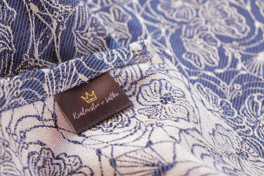 Nosící šátek bavlněný "Květy" na režné osnově s černým a modrým útkem