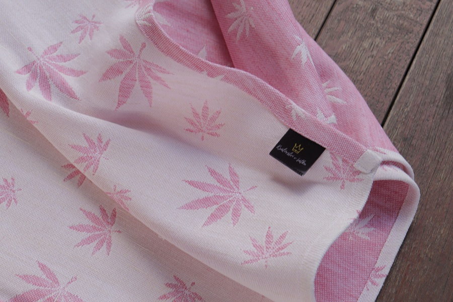 Nosící šátek "Listy" na bílé osnově s režným a růžovým konopím