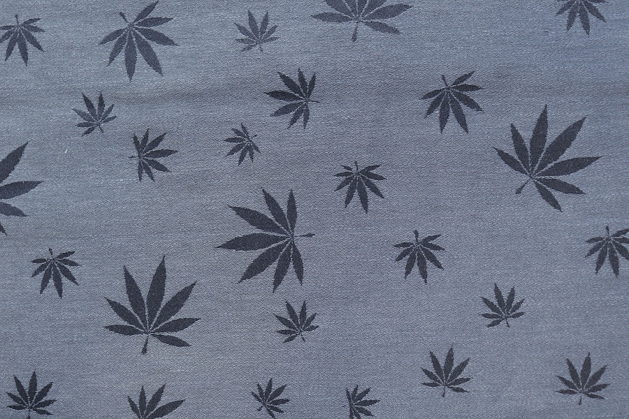 Nosící šátek "Listy" na černé osnově s tmavě šedým konopím